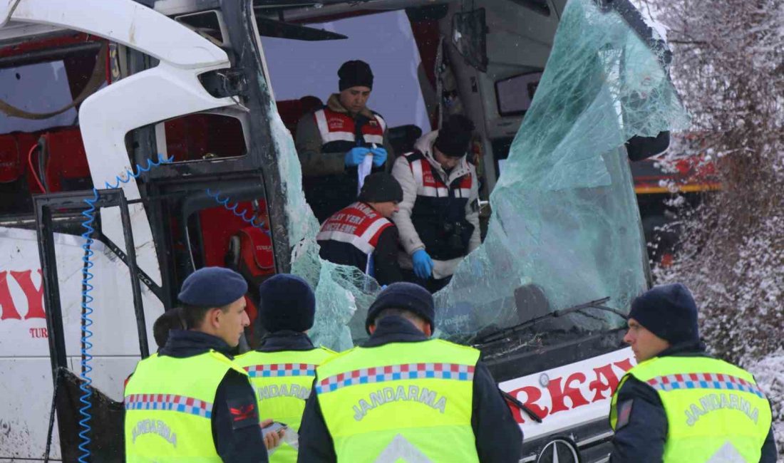 KASTAMONU'DA MEYDANA GELEN KAZADA 6 KİŞİNİN ÖLDÜĞÜ, 3'Ü AĞIR 33