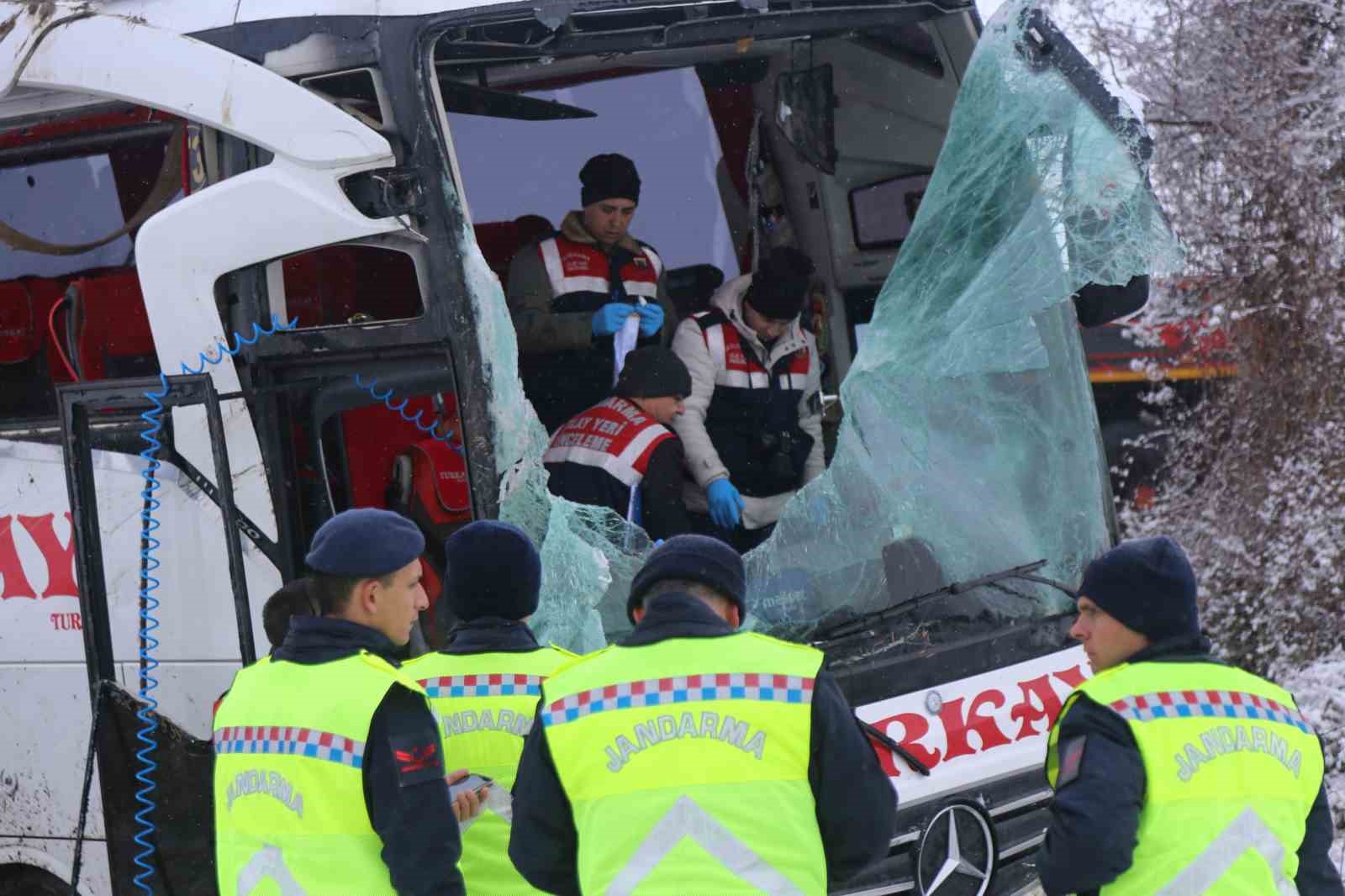 KASTAMONU'DA MEYDANA GELEN KAZADA 6 KİŞİNİN ÖLDÜĞÜ, 3'Ü AĞIR 33