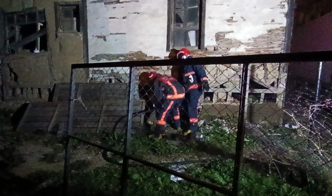 SAKARYA’NIN PAMUKOVA İLÇESİNDE KULLANILMAYAN METRUK BİR EVDE YANGIN ÇIKTI. ALKOLLÜ