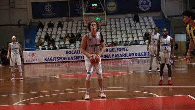 SIÇRAYARAK YAPTIĞI ATIŞIN ARDINDAN YERDE KALAN OYUNCU DAKİKALARCA ACI İÇİNDE