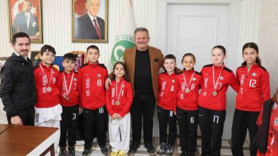 CUMAYERİ BELEDİYE BAŞKANI MUSTAFA KOLOĞLU, DÜZENLENEN TURNUVALARDA MADALYA ALAN SPORCULARI