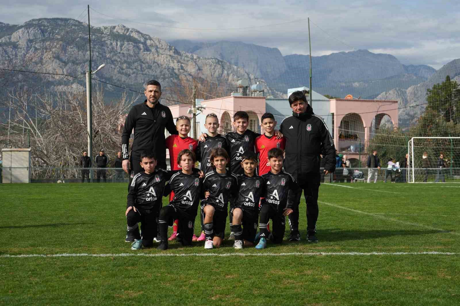 Beşiktaş Artaş U-10 takımı kalecisi minik Doruk, Bilecik’in gururu oldu