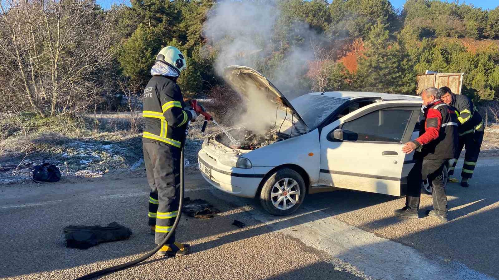 Bilecik’te seyir halindeki araçtan bir anda dumanlar yükseldi