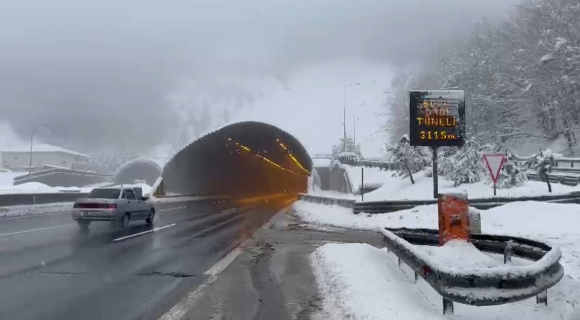 Bolu Dağı ve Düzce’de kara rağmen ulaşım aksamadan sürüyor