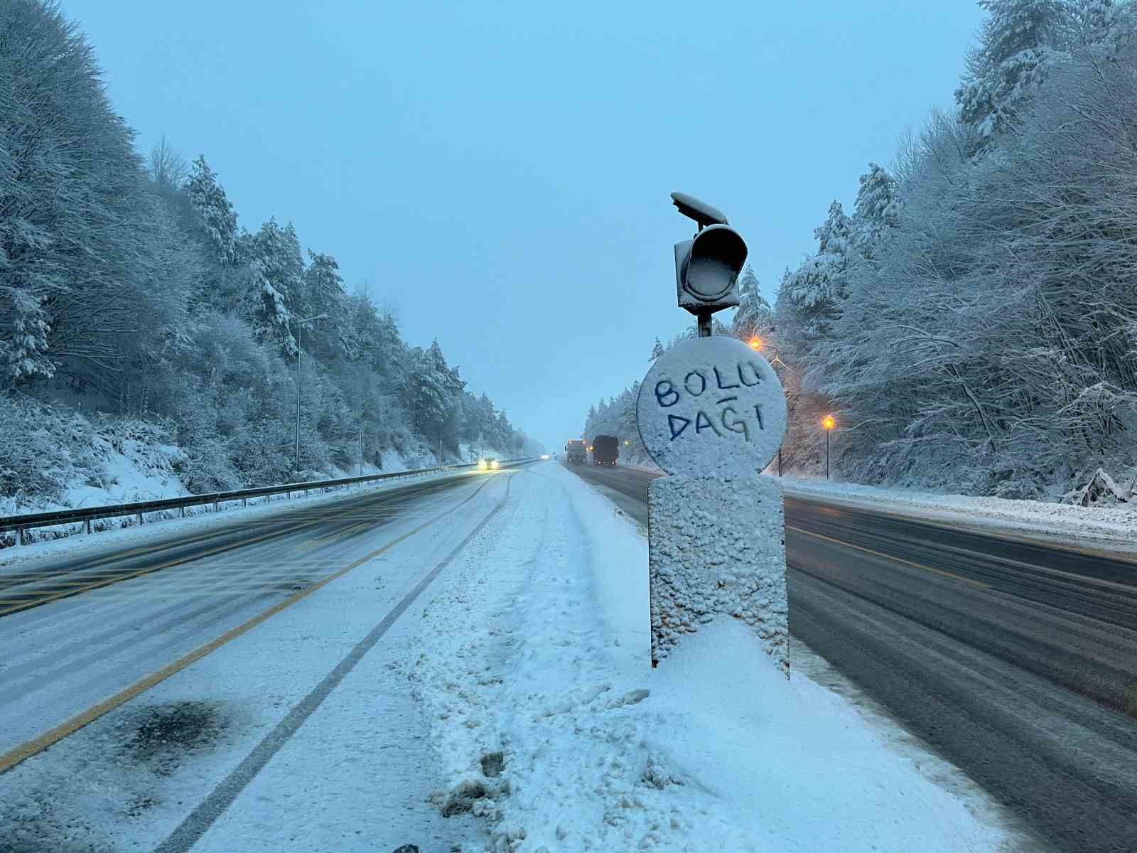 Bolu Dağı’nda yoğun kar nedeniyle ağır taşıtlara geçiş kapatıldı