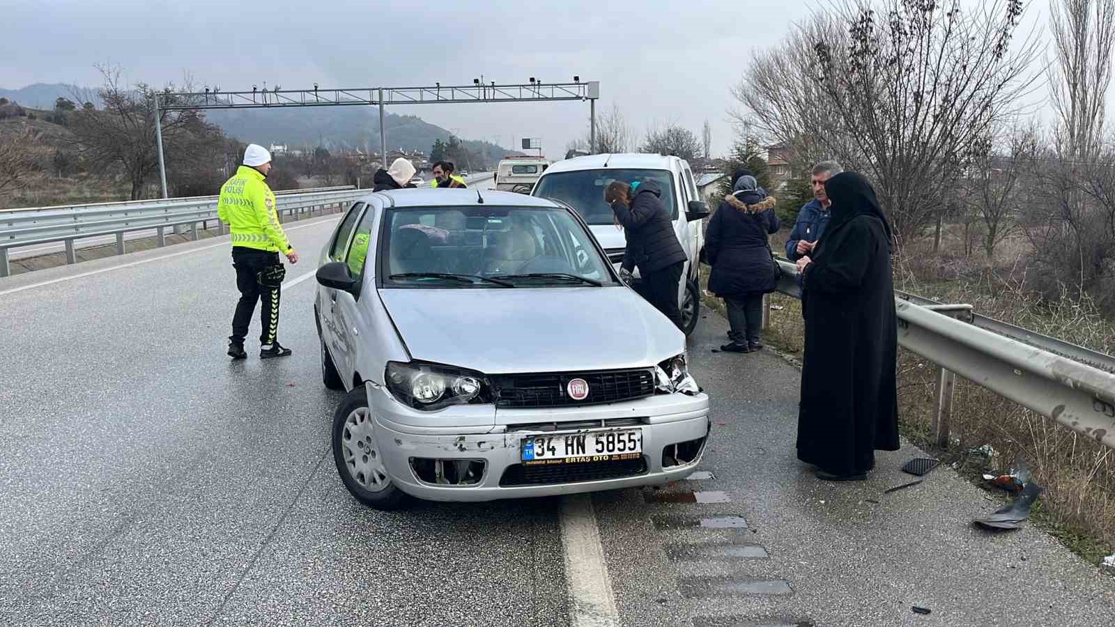 KASTAMONU'NUN TOSYA İLÇESİ D100 KARAYOLU BUZLANMA SEBEBİYLE MEYDANA GELEN KAZADA