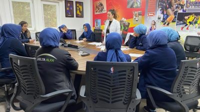 DÜZCE’NİN ÇİLİMLİ İLÇESİNDE FAALİYET GÖSTEREN DELTA ALFA ÇORAP FABRİKASINDA ÇALIŞAN