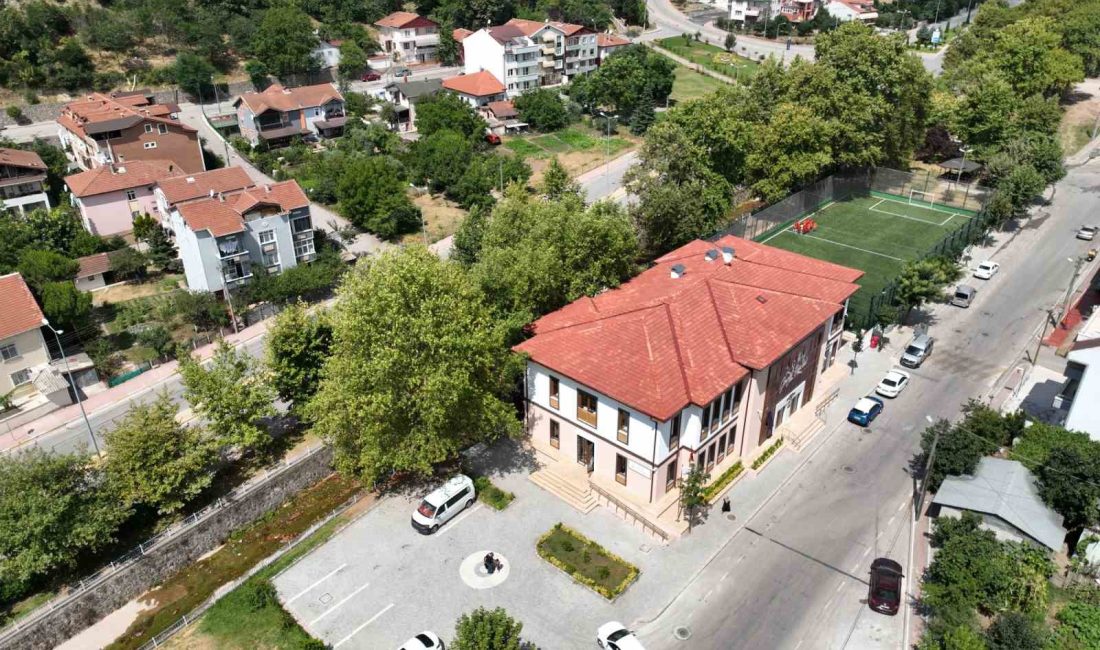 GENÇLİK VE SPOR MERKEZLERİ PROJELERİNİN HAYATA GEÇTİĞİ DERİNCE'DE HİZMETE SUNULAN