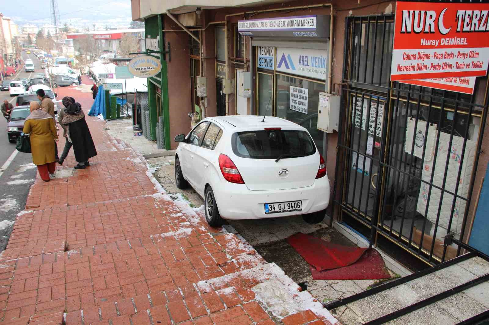 Dik yokuşta kontrolden çıktı, merdivenlerde askıda kaldı