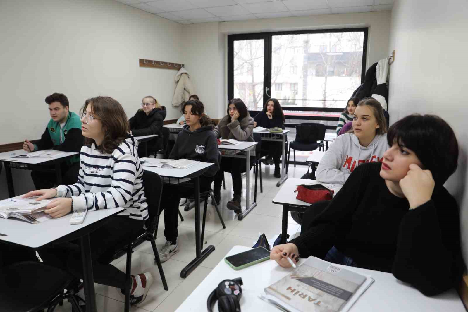 Gençler, Çınar Akademi ile geleceğe hazırlanıyor