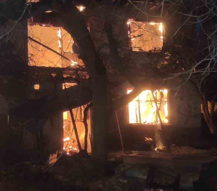 OSMANELİ İLÇESİNDE ÇIKAN YANGINDA ALEV ALEV YANAN 2 KATLI AHŞAP