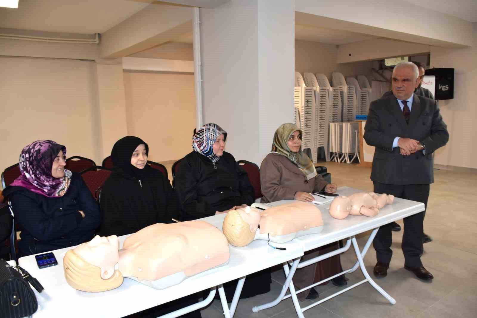 İlk yardımın önemine değinerek seminere katıldı