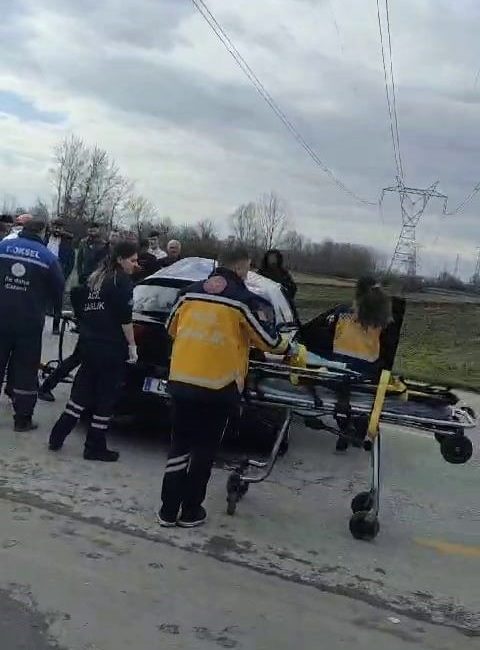SAKARYA’NIN AKYAZI İLÇESİNDE KAMYON İLE OTOMOBİLİN KAFA KAFAYA ÇARPIŞMASI NETİCESİNDE