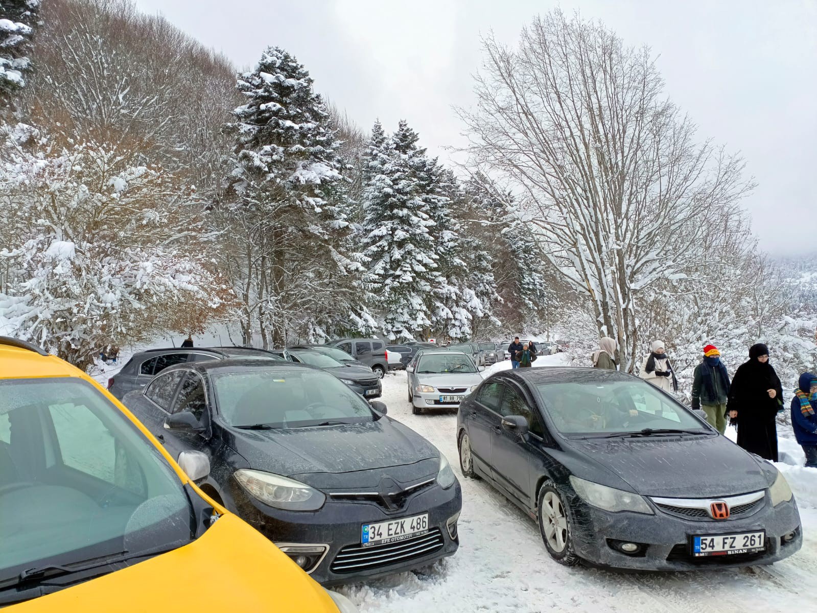 Kar yağdı, tatilciler Abant’a akın etti