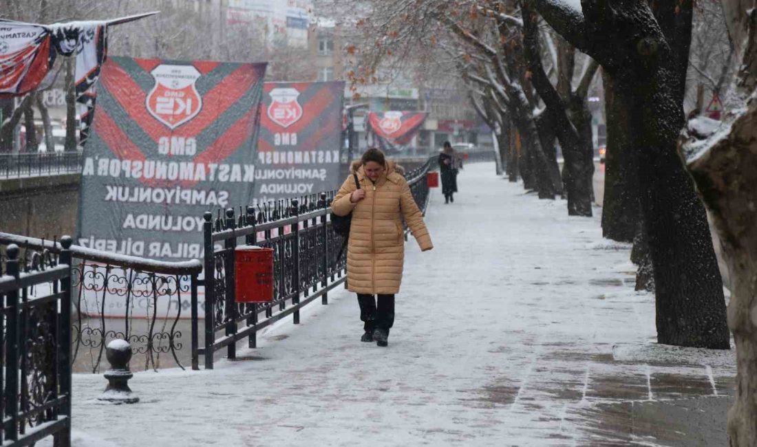 KASTAMONU’DA ETKİSİNİ SÜRDÜREN KAR YAĞIŞI, ŞEHİR MERKEZİNİ BEYAZA BÜRÜDÜ. VATANDAŞLAR