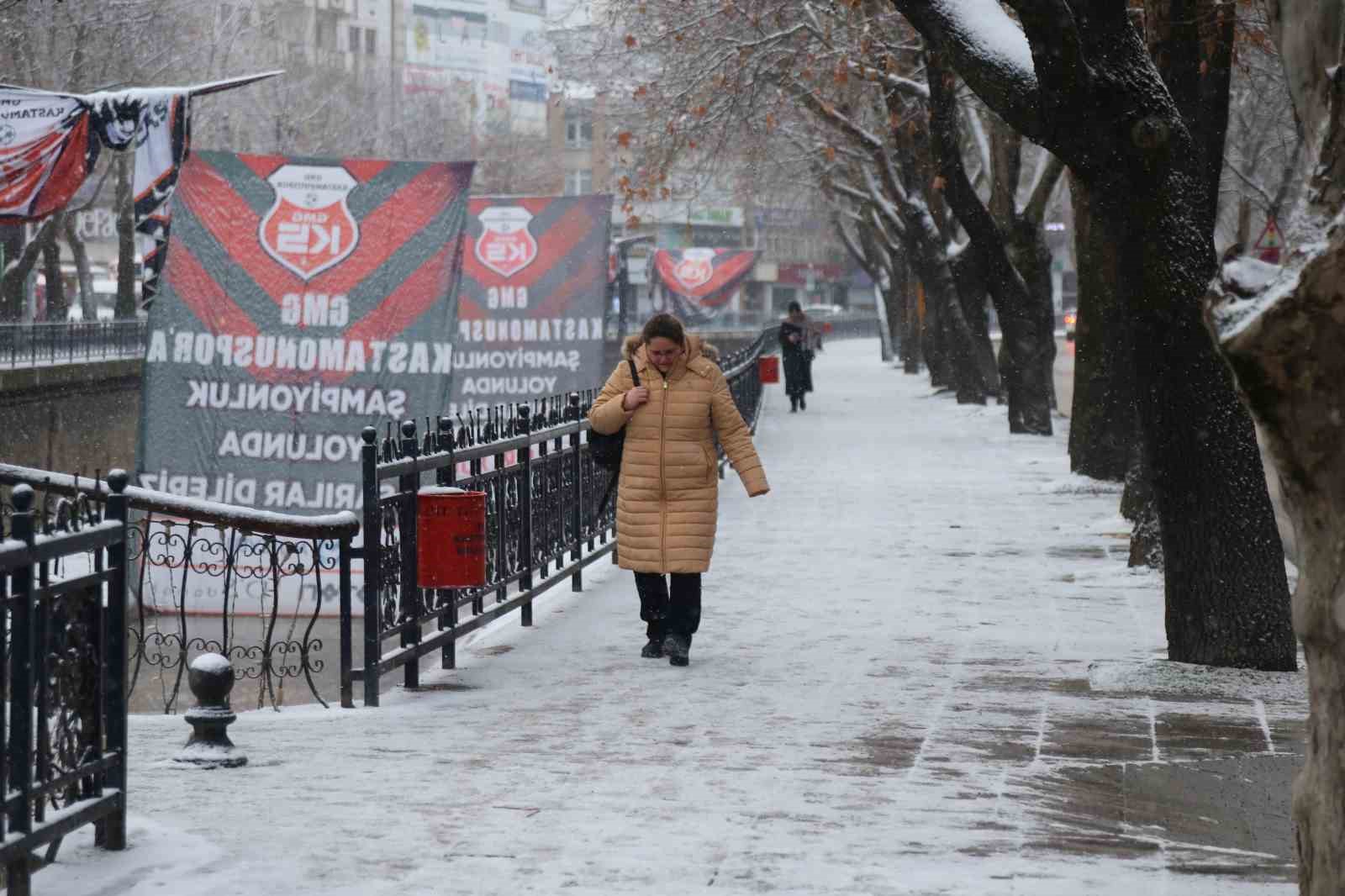 KASTAMONU’DA ETKİSİNİ SÜRDÜREN KAR YAĞIŞI, ŞEHİR MERKEZİNİ BEYAZA BÜRÜDÜ. VATANDAŞLAR