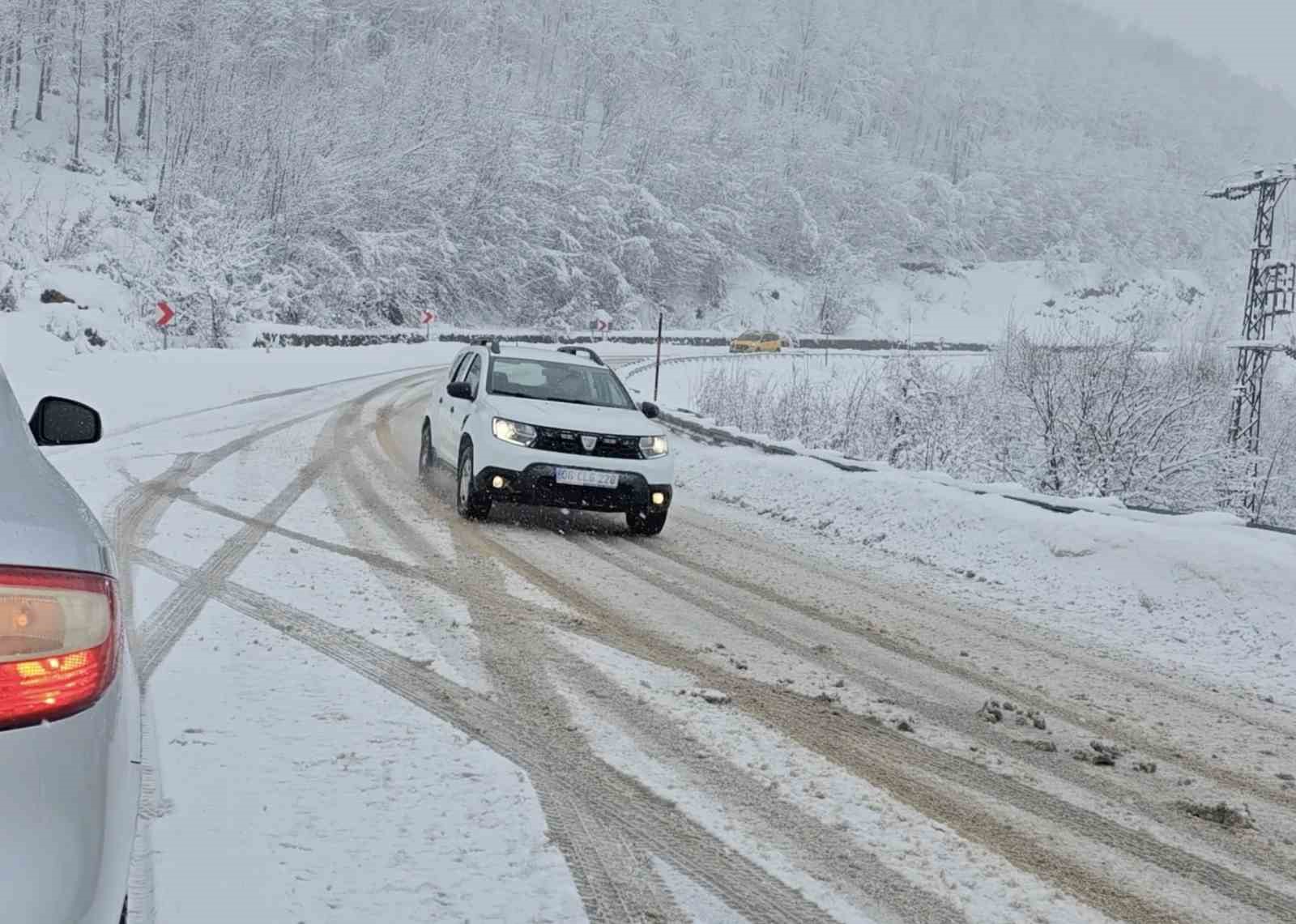 KASTAMONU'DA YÜKSEK RAKIMLI BÖLGELERDE YOĞUN KAR YAĞIŞI ETKİLİ OLURKEN, 177