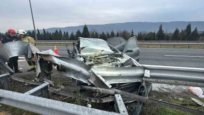 DÜZCE’NİN YEŞİLYAYLA MEVKİİNDE OTOMOBİLİN DİNLENME TESİSLERİNE GİRERKEN KONTROLDEN ÇIKMASI SONUCU