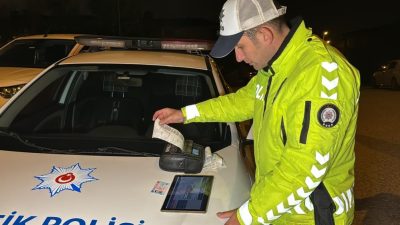 DÜZCE'DE TRAFİK EKİPLERİNCE SON BİR HAFTA İÇİNDE YAPILAN DENETİMLERDE BİN