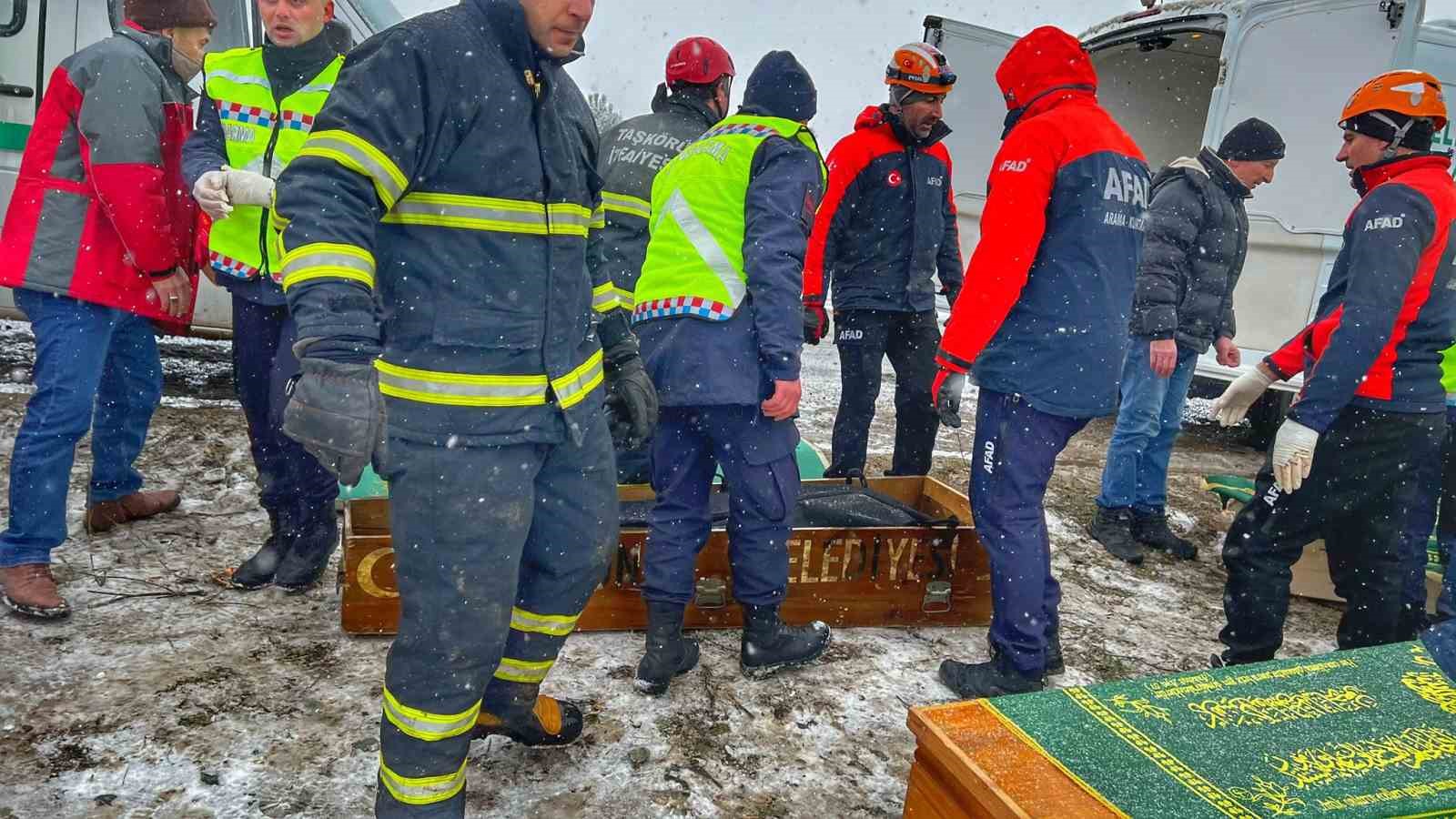 İSTANBUL’DAN SİNOP’UN AYANCIK İLÇESİNE SEFER YAPTIĞI SIRADA YOLDAN ÇIKARAK TARLAYA