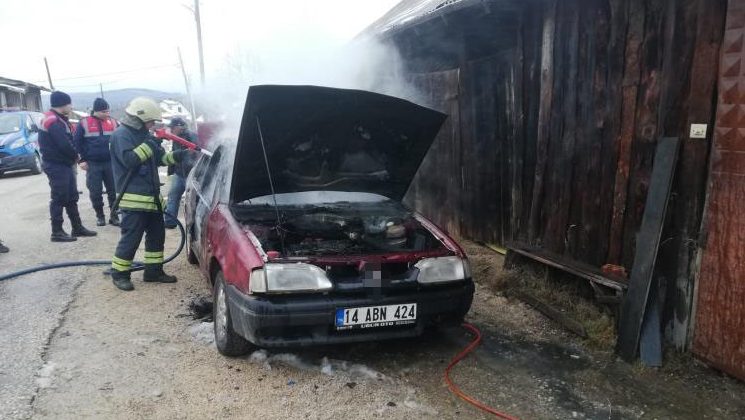 BOLU'DA YOLÇATI KÖYÜNDE PARK HALİNDEKİ BİR OTOMOBİL BİLİNMEYEN BİR NEDENLE