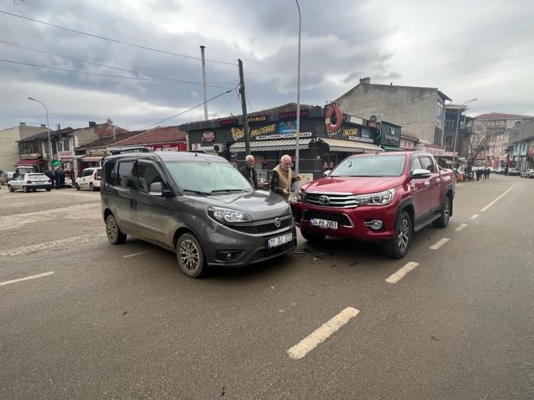 PAZARYERİ'NDE MEYDANA GELEN TRAFİK KAZASINDA ŞANS ESERİ YARALANAN OLMADI