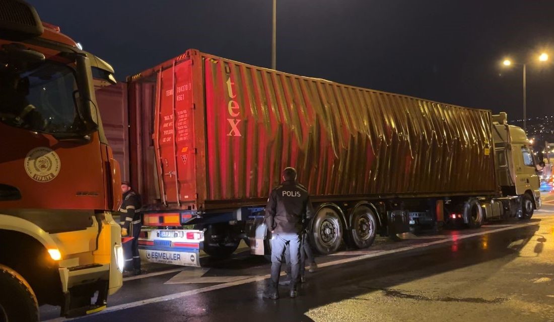 TEM OTOYOLU’NUN KOCAELİ GEÇİŞİNDE SEYİR HALİNDEKİ TIRIN TEKERLEĞİNDE ÇIKAN YANGIN