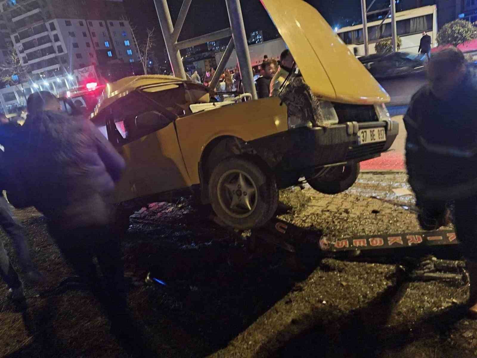 KASTAMONU’DA SÜRÜCÜSÜNÜN DİREKSİYON HAKİMİYETİNİ KAYBETMESİYLE YOLDAN ÇIKAN TOFAŞ MARKA OTOMOBİL,