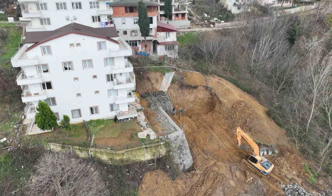GÖLCÜK YENİ MAHALLE'DE TEMEL HAFRİYAT KAZISI SIRASINDA TOPRAK KAYMASI MEYDANA