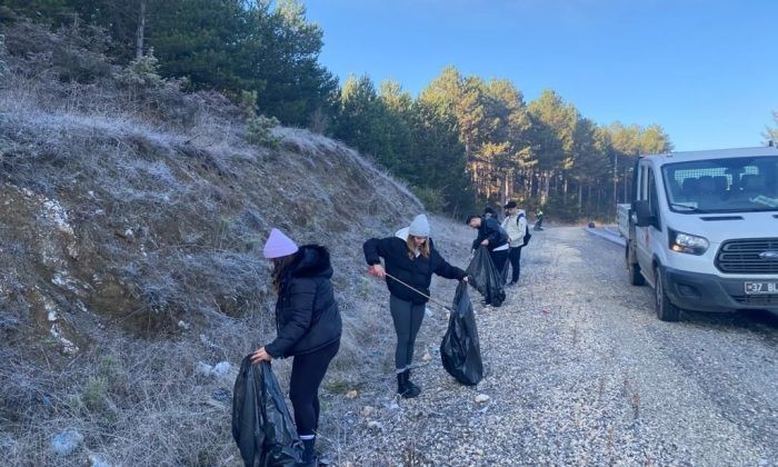 KASTAMONU ÜNİVERSİTESİ İLETİŞİM FAKÜLTESİ ÖĞRENCİLERİ, KASTAMONU BELEDİYESİ İŞBİRLİĞİYLE “TEMİZ DOĞA