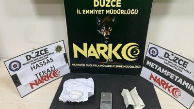 DÜZCE’DE POLİS EKİPLERİ TARAFINDAN OTOYOL ÜZERİNDE DURDURULAN ARAÇTA UYUŞTURUCU MADDE