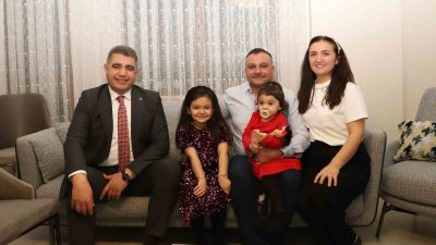 DÜZCE VALİSİ SELÇUK ASLAN, YARIYIL KARNE TÖRENİNDE KENDİSİNİ EVİNE DAVET
