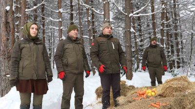 DÜZCE’DE ÖZELLİKLE YÜKSEK KESİMLERDE ETKİLİ OLAN KAR YAĞIŞI NEDENİYLE YİYECEK