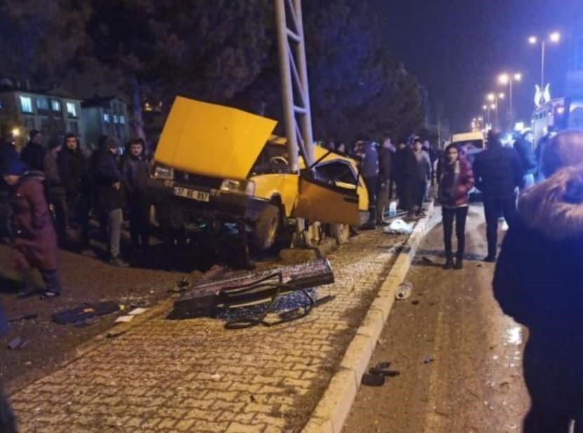 KASTAMONU’DA TOFAŞ MARKA OTOMOBİLİN YÖN TABELASININ DİREĞİNE ÇARPMASI NETİCESİNDE AĞIR