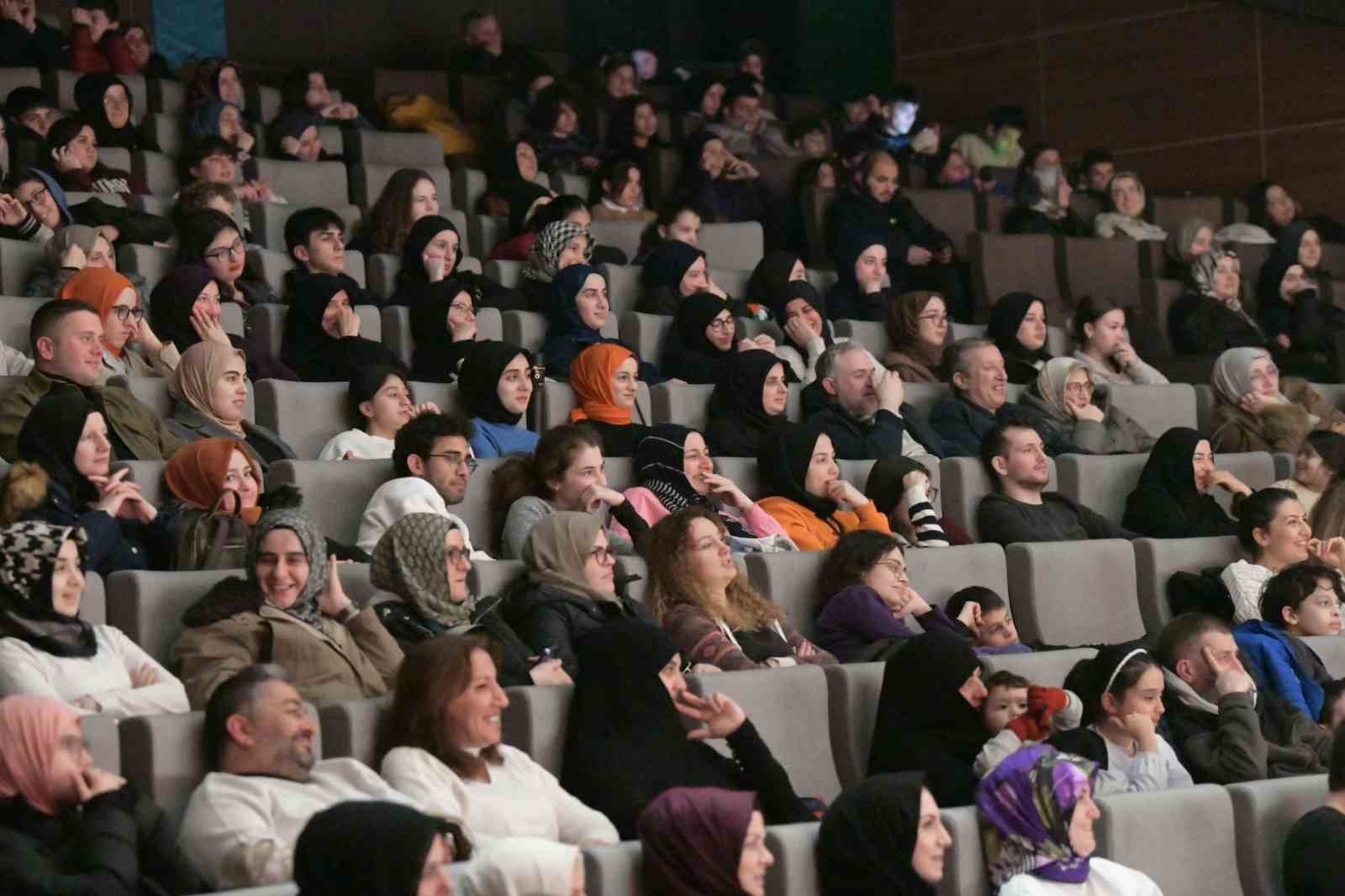 28 Şubat döneminin anlatıldığı “Bin Yıl” oyunu Başiskele’de sahnelendi