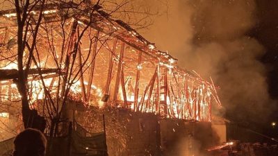 DÜZCE’DE GECE SAATLERİNDE AHIR VE SAMANLIK ALEV ALEV YANDI. TAMAMI
