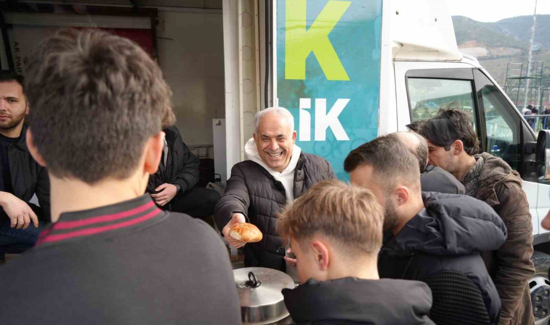 AK PARTİ’DEN MAÇIN DEVRE ARASINDA TARAFTARLARA ÇAY SİMİT İKRAMI