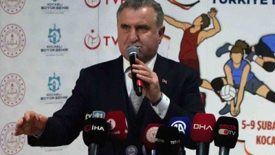 OKUL SPORLARI VOLEYBOL GENÇLER TÜRKİYE ŞAMPİYONASI KIZLAR FİNAL MÜCADELESİNİ İZLEYEN