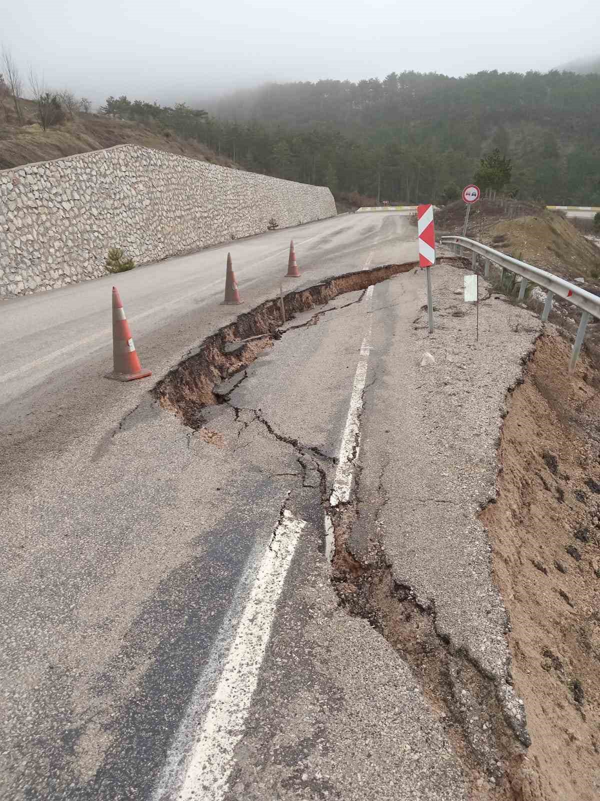 Bolu’da Mudurnu-Göynük kara yolunda göçük oluştu