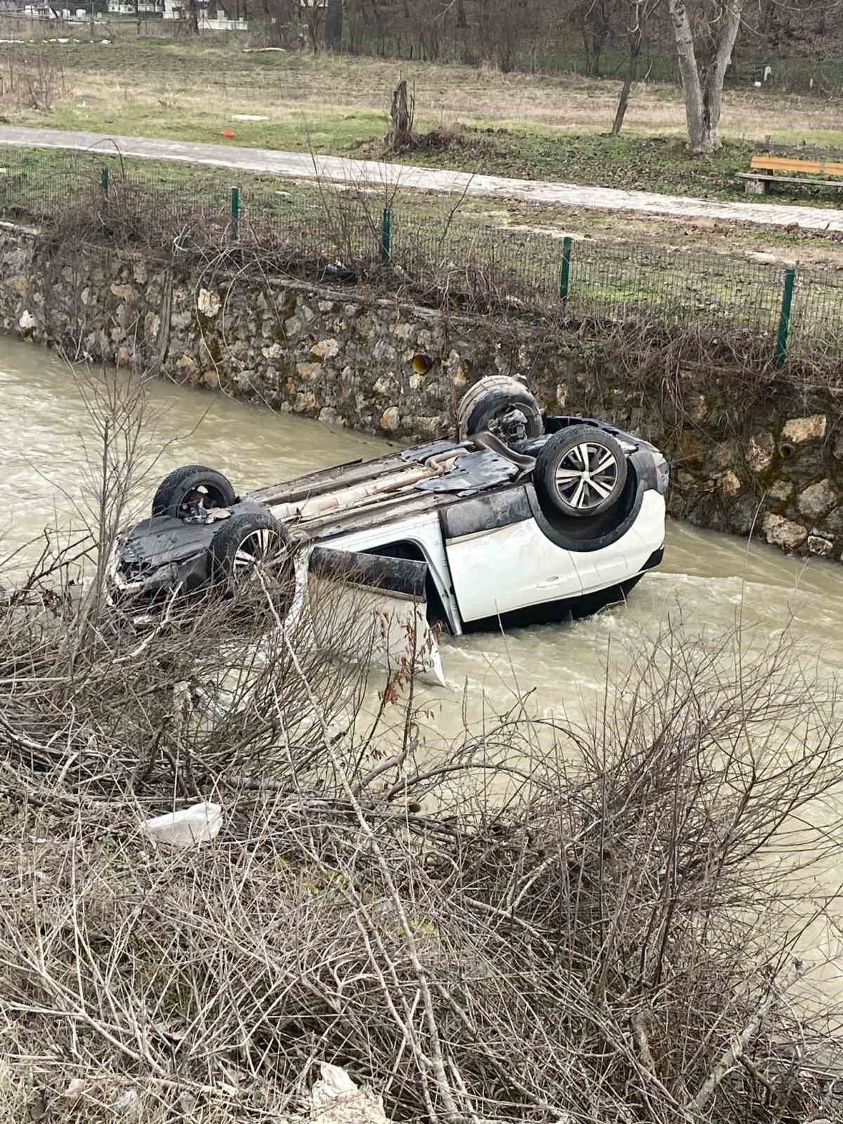 Bolu’da yoldan çıkan cip dereye uçtu: 4 kişi boğulmak üzereyken kurtarıldı