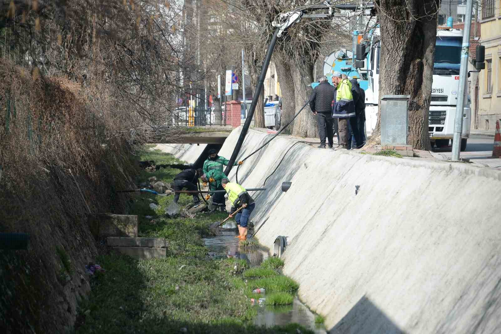 Bozüyük’te kanal temizliği