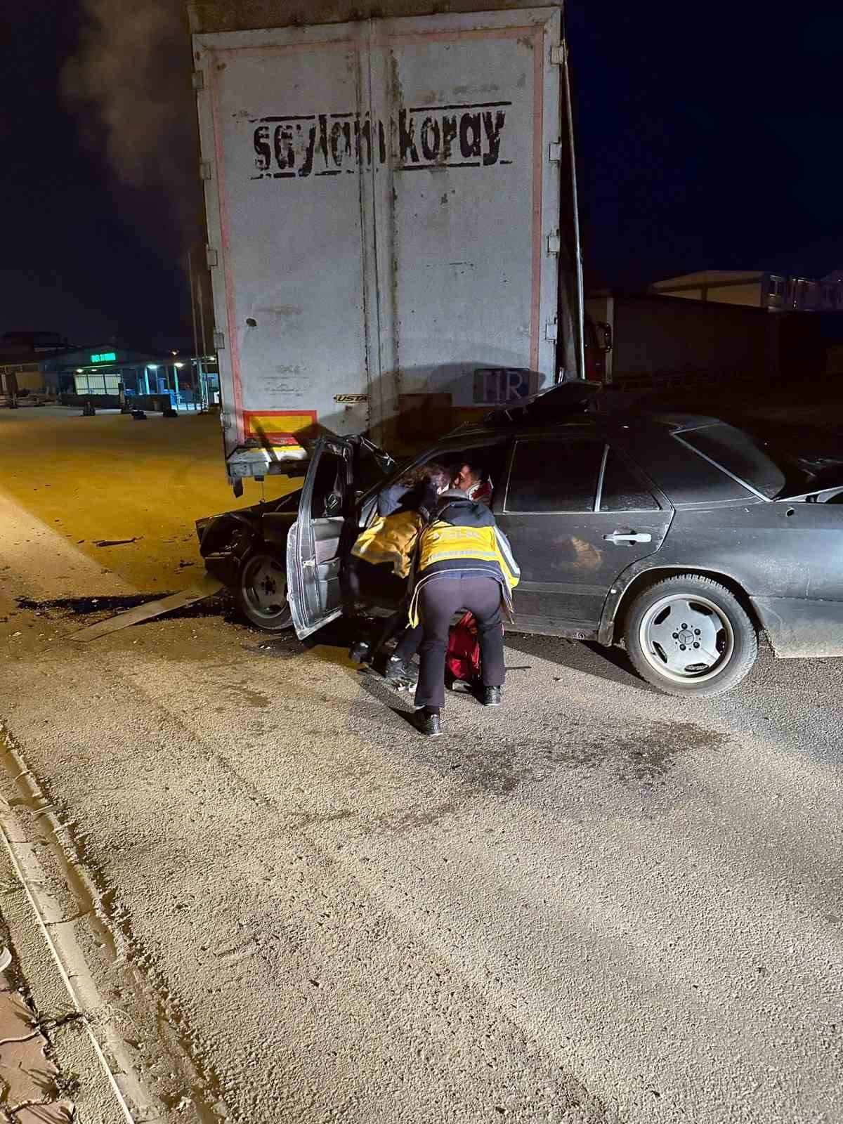 Bozüyük’te otomobil tıra arkadan çarptı; 1 kişi yaralandı