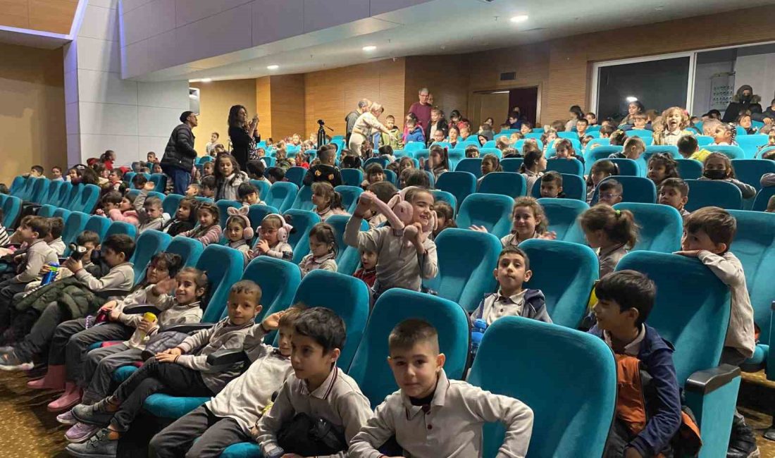 BOZÜYÜK’TE TİYATRO İZLEMEYEN ÇOCUK KALMASIN