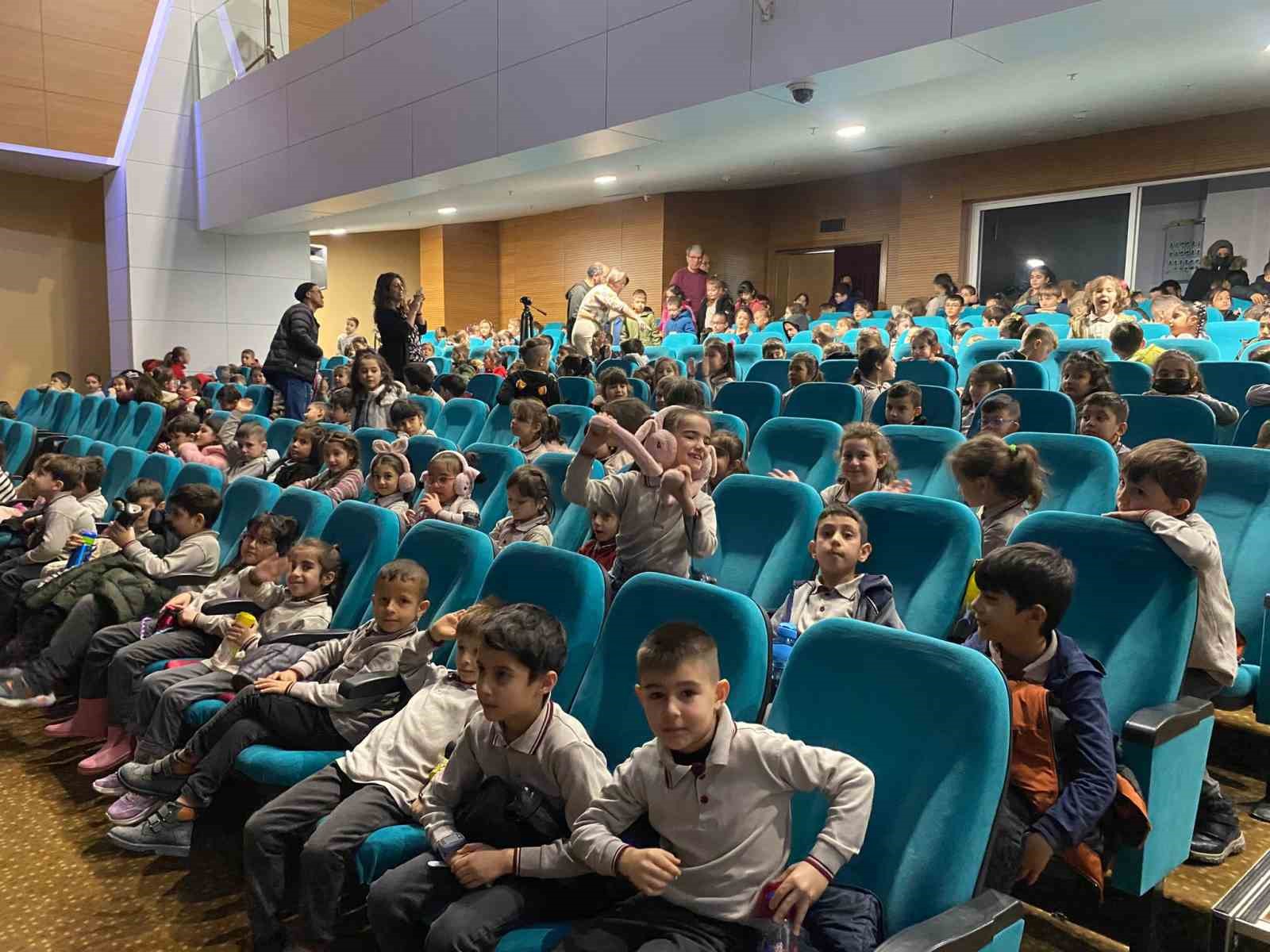 BOZÜYÜK’TE TİYATRO İZLEMEYEN ÇOCUK KALMASIN
