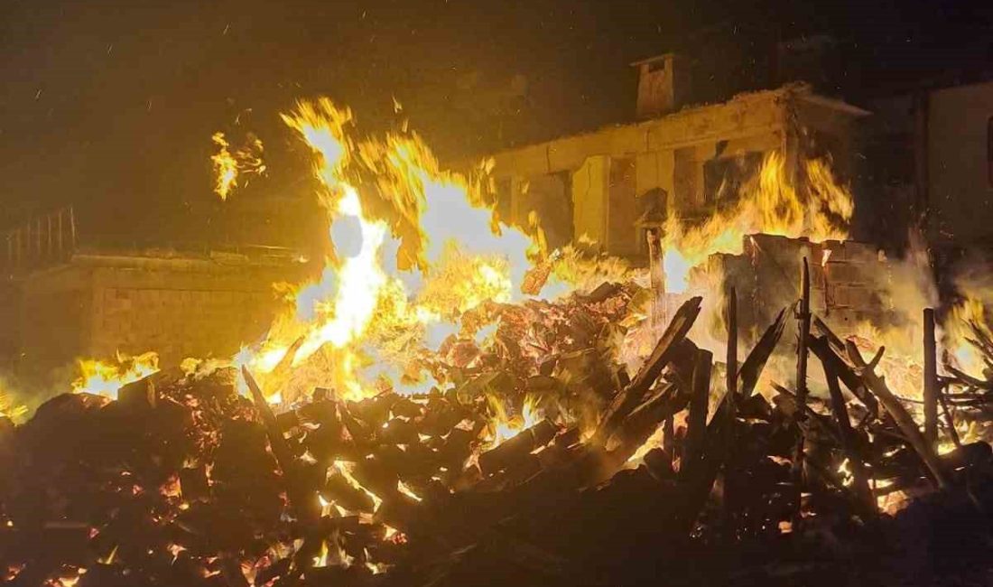 KASTAMONU’NUN CİDE İLÇESİNDE BUZDOLABININ PATLAMASI SONUCU ÇIKAN YANGINDA İKİ EV