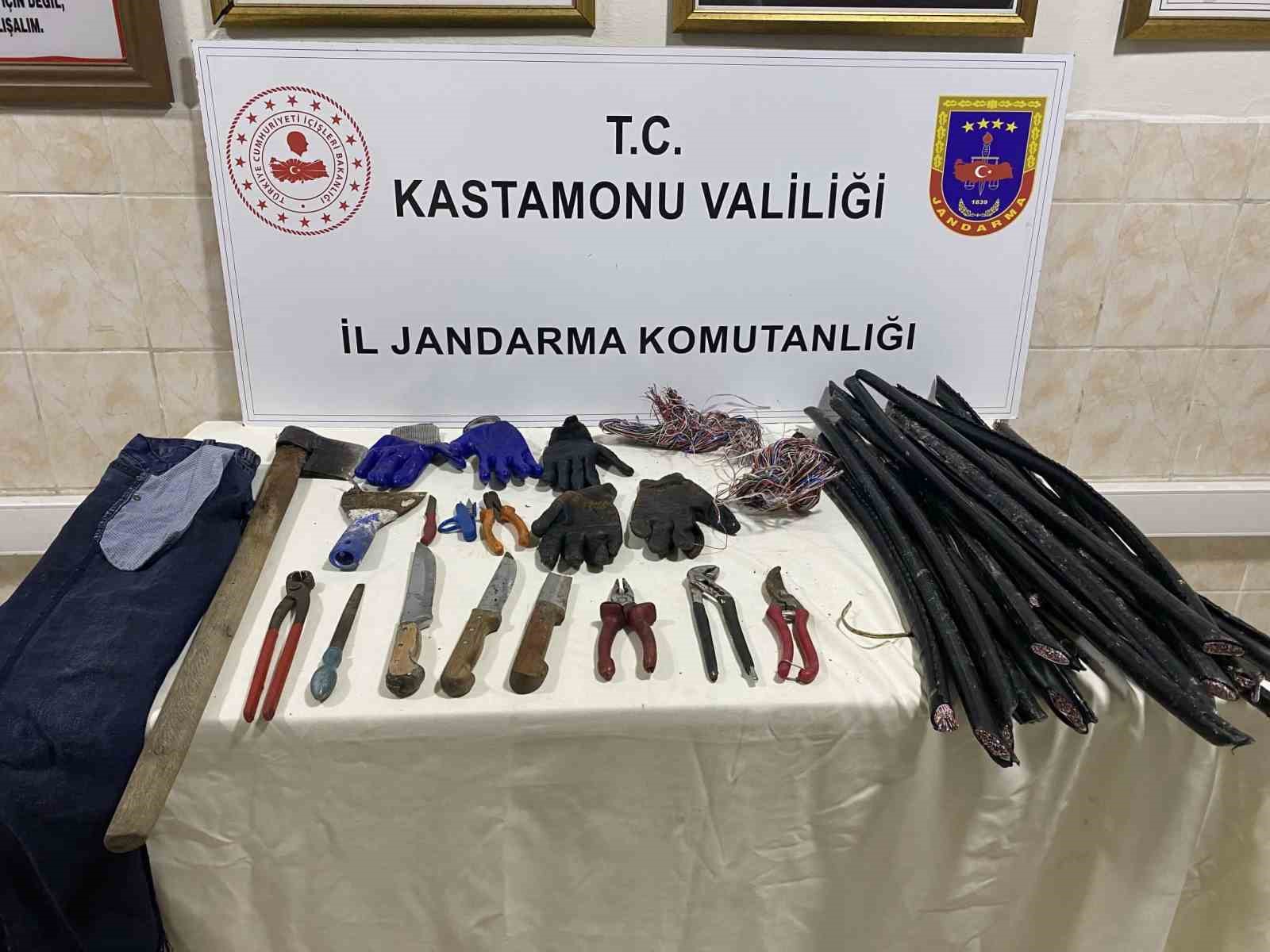 KASTAMONU’NUN AZDAVAY İLÇESİNDE JANDARMA EKİPLERİNCE DURDURULAN ARAÇTA YAPILAN ARAMADA ENERJİ