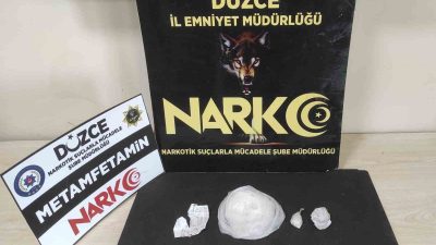 DÜZCE’DE UYUŞTURUCU MADDE TİCARETİ YAPTIĞI BELİRLENEN 3 ŞÜPHELİ TUTUKLANDI.