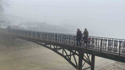 DÜZCE’DE ETKİLİ OLAN SİS, KENT MERKEZİNDE VE OTOYOLDA GÖRÜŞ MESAFESİNİ