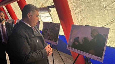 BÜYÜK CAMİ ÖNÜNDE GERÇEKLEŞTİRİLEN ANMA PROGRAMINDA DEPREM FOTOĞRAFLARINDAN OLUŞAN SERGİ