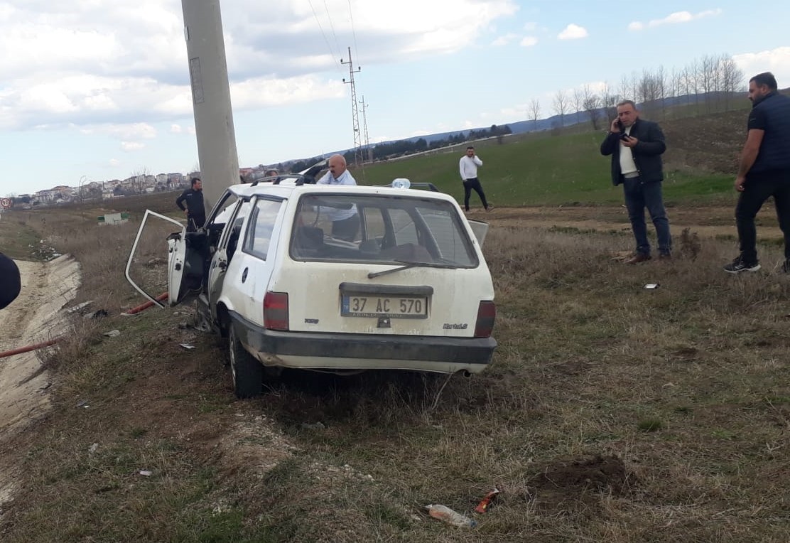 KASTAMONU’NUN DEVREKANİ İLÇESİNDE YOL KENARINDAKİ BETON ELEKTRİK DİREĞİNE ÇARPAN TOFAŞ